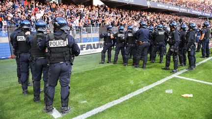 Des policiers empêchent des supporters montpelliérains d'envahir le terrain lors du match contre Nice, le 30 septembre 2018 au stade de Montpellier (Hérault). (PASCAL GUYOT / AFP)