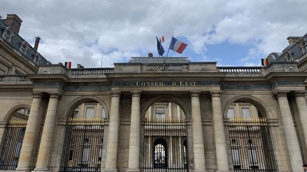 La façade du Conseil d'Etat, à Paris. (JULIEN PASQUALINI / FRANCE-INFO)