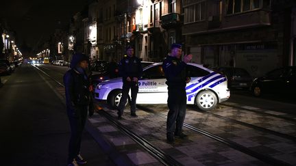 Des policiers belges à Schaerbeek (Belgique), le 22 mars 2016. (PATRIK STOLLARZ / AFP)