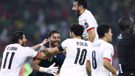 Les Egyptiens laissent éclater leur joie après leur qualification pour la finale de la Coupe d'Afrique des nations, jeudi 3 février 2022. (KENZO TRIBOUILLARD / AFP)