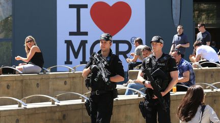 Deux policier britanniques armés patrouillent, le 26 mai 2017, à Manchester (Royaume-Uni). (LINDSEY PARNABY / AFP)