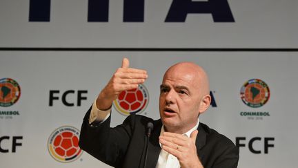 Gianni Infantino lors d'une conférence de presse, le 31 mars 2016, à Bogota (Colombie). (LUIS ACOSTA / AFP)