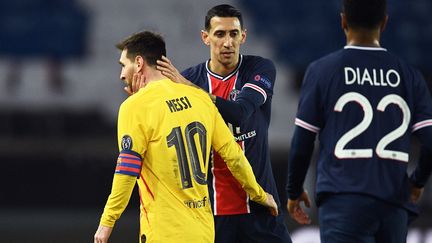 Lionel Messi et Angel Di Maria se saluent après le match nul entre le PSG et le Barça mercredi 10 mars 2021. (FRANCK FIFE / AFP)