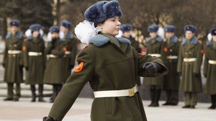 Des &eacute;tudiants bi&eacute;lorusses participent &agrave; une c&eacute;r&eacute;monie militaire dans le cadre d'un programme &eacute;ducatif &agrave; Minsk (Bi&eacute;lorussie), le 11 avril 2013. (VASILY FEDOSENKO / REUTERS)