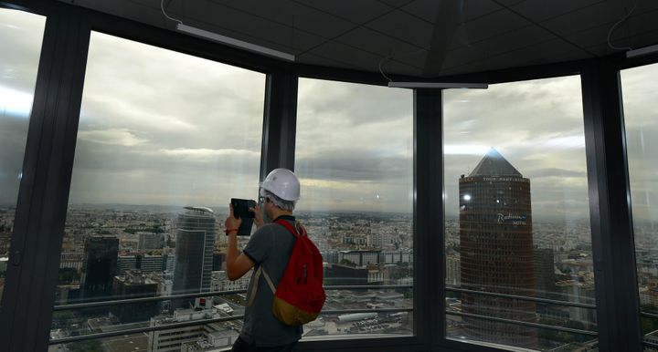 Un visiteur au 30ème étage de la tour Incity de Lyon
 (Philippe Juste / Photo PQR / Le Progrès)