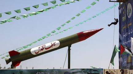 Lors d'un camp d'été militaire du Hamas pour de jeunes Palestiniens, le 26 juin 2021 à Gaza. (MAHMUD HAMS / AFP)