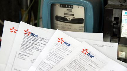 Des factures EDF devant un compteur électrique, janvier 2013.&nbsp; (JULIO PELAEZ / LE REPUBLICAIN LORRAIN / MAXPPP)