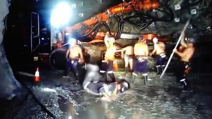 La vid&eacute;o montre des mineurs ex&eacute;cutant le Harlem Shake au fond de la mine d'or d'Agnew, en Asutralie occidentale. (YOUTUBE / FRANCETV INFO)