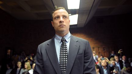 L'athl&egrave;te Oscar Pistorius devant le tribunal de Pretoria (Afrique du Sud), le 4 juin 2013, apr&egrave;s avoir tu&eacute; sa petite amie Reeva Steenkamp. (ALEXANDER JOE / AFP)