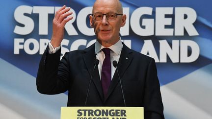 Le chef du parti indépendantiste écossais, John Swinney, s'exprime lundi 6 mai 2024 lors de sa nomination à la tête du SNP, à Glasgow (Royaume-Uni). (ANDY BUCHANAN / AFP)