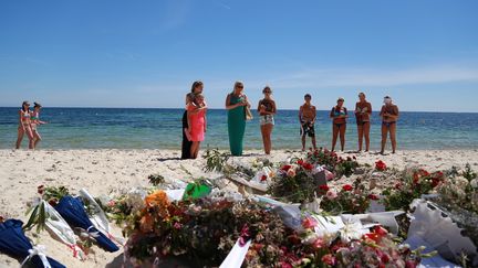 Des touristes rendent hommage aux victimes de la tuerie de Sousse (Tunisie), mardi 30 juin 2015. ( ANADOLU AGENCY / AFP)