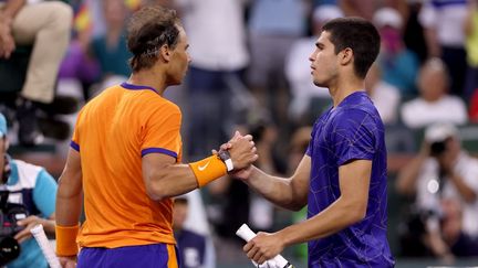 Rafael Nadal et Carlos Alcaraz, à l'issue de leur rencontre en demi-finale à Indian Wells, le 19 mars 2022. (MATTHEW STOCKMAN / GETTY IMAGES NORTH AMERICA / AFP)