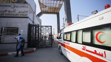 Une ambulance transportant des Palestiniens blessés arrive au poste-frontière de Rafah, qui relie la bande de Gaza à l'Egypte, le 1er novembre 2023. (ASHRAF AMRA / ANADOLU / AFP)