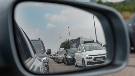 Un embouteillage en Normandie, le 17 juillet 2021. (SOPHIE LIBERMANN / HANS LUCAS / AFP)