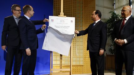 François Hollande a inauguré jeudi 23 mars l'Agence française anticorruption, dirigée par le juge Duchaine (à gauche) (FRANCOIS MORI / POOL / AFP)