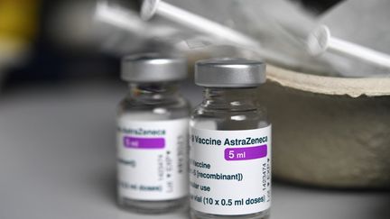 Doses du vaccin d'AstraZeneca contre le Covid-19, le 14 mars 2021. (FRED TANNEAU / AFP)