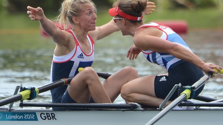 Les rameuses Sophie Hosking et Katherine Copeland apr&egrave;s leur m&eacute;daille d'or en aviron, le 4 ao&ucirc;t.&nbsp; (DAMIEN MEYER / AFP)