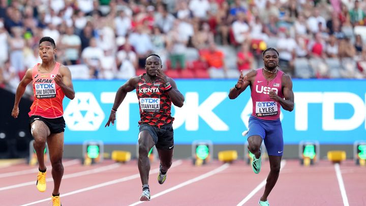 De gauche à droite : le Japonais Abdul Sani Brown, le Kenyan Ferdinand Omanyala (au centre), et l'Américain Noah Lyles, lors des demi-finales du 100m du championnat du monde d'athlétisme, le 19 août 2023, au stade national d'athlétisme de Budapest (Hongrie). (MAXPPP)