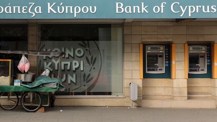 Des distributeurs de la Bank of Cyprus, une des principales banques chypriotes en difficult&eacute;, le 11 avril 2013 &agrave; Nicosie (Chypre). (PATRICK BAZ / AFP)