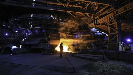 Un employé dans l'usine du groupe de sidérurgie&nbsp;British Steel à Scunthorpe (Royaume-Uni), le 29 septembre 2016. (LINDSEY PARNABY / AFP)