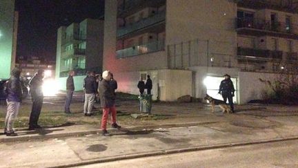 Des riverains face &agrave; dse policiers dans le quartier de la Croix Rouge, &agrave; Reims (Marne), dans la nuit du 7 au 8 janvier 2015. (CHARLES-HENRY BOUDET / FRANCE 3 CHAMPAGNE-ARDENNE)