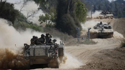 Des chars isra&eacute;liens &agrave; la fronti&egrave;re avec Gaza, le 20 juillet 2014. (BAZ RATNER / REUTERS)