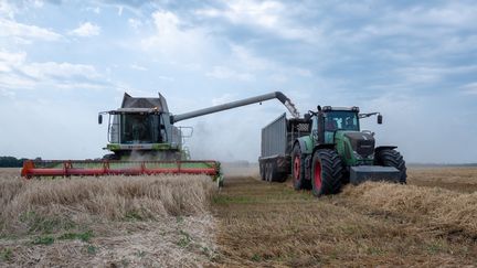 Un agriculteur ukrainien moissonne un champ de blé dans la région de Karkhiv, le 27 juillet 2023. (ANADOLU AGENCY / AFP)