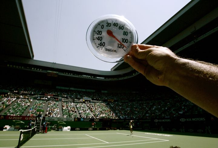 16 janvier 2007 : le thermom&egrave;tre d&eacute;passe les 110&deg; Fahrenheit, soit 43 &deg;C, &agrave; l'Open d'Australie, &agrave; Melbourne.&nbsp; (DAVID GRAY / REUTERS)