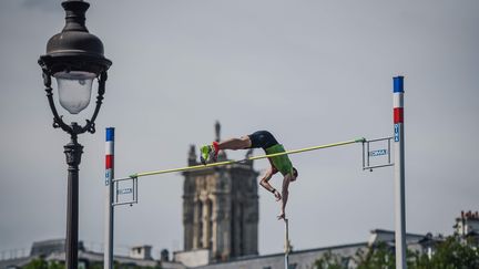 Renaud Lavillenie lors de la journée olympique (LUCAS BARIOULET / AFP)