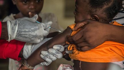 Vaccination contre la rougeole dans un centre de Temba, ouest de la RD du Congo, le 3 mars 2020. (JUNIOR KANNAH / AFP)