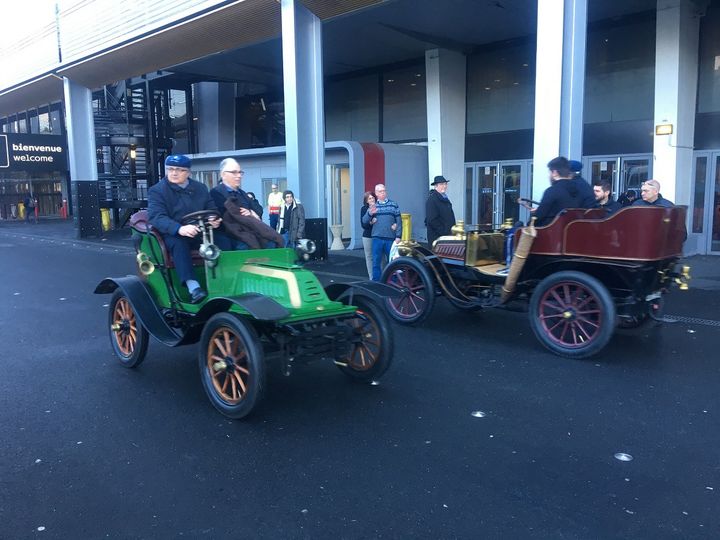 Le spectacle est partout au Salon Rétromobile, à l'intérieur comme à l'extérieur. (SERGE MARTIN FRANCE INFO)