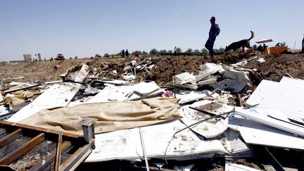 Un policier irakien traverse un site o&ugrave; une bombe a explos&eacute;, &agrave; Hilla (Irak), le 24 avril 2014. (REUTERS)