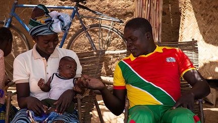 Membre de l'Ecole des maris, Waimbabie Gnoumou ici&nbsp;avec son épouse et son fils dans le village de Mmboué, à l'ouest du Burkina Faso. (Lionel Yaro, Banque mondiale)