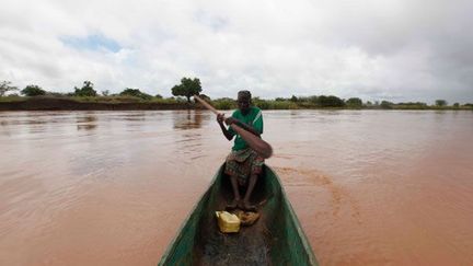 On a du mal à imaginer, devant la beauté du paysage, le déchaînement de violence que le fleuve fait naître parmi ses riverains.

Déjà en 2001, près de 130 personnes avaient été tuées pour un conflit lié aux terres fertiles des pâturages du delta et à l’accès à la rivière Tana, là où vivent les Pokomos. (REUTERS/Mohamed Dahir)