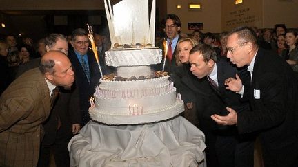 Claude Allègre (3e à partir de la gauche) et Jean-Jacques Aillagon (2e à partir de la droite) en 2003 (JEAN AYISSI / AFP)