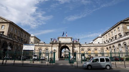 L'entrèe de l'hôpital Lariboisière, à Paris. (THOMAS SAMSON / AFP)