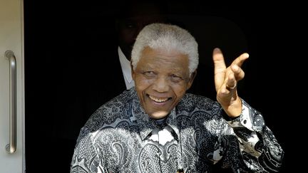 Nelson Mandela, le 20 ao&ucirc;t 2008, au Cap (Afrique du Sud) pour ses 90 ans. (RODGER BOSCH / AFP)