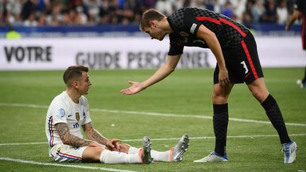 Lucas Digne assis devant&nbsp;Josip Stanisic lors du match de Ligue des nations France-Croatie, le 13 juin 2022. (FRANCK FIFE / AFP)