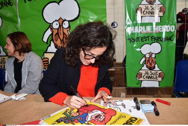 La dessinatrice Coco au stand de Charlie Hebdo lors de la fête de l'Humanité en septembre 2015. (LIONEL URMAN/SIPA)