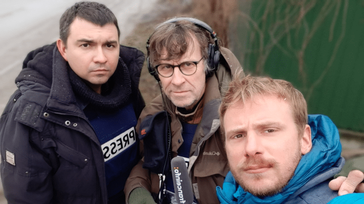 Maksym Biletskyi, fixeur, Arthur Gerbault, technicien de reportage, et Valentin Dunate, reporter. "Dans la nuit du 23 au 24 février, un média américain indique que la Russie va frapper l’Ukraine 'dans les heures qui viennent'. Cette phrase résonne en moi. Il est 1h du matin, nous sommes à Sloviansk et nous décidons de nous réfugier dans une région que nous considérions moins dangereuse. Là, Vladimir Poutine officialise ce qui était redouté depuis plusieurs semaines. Les Ukrainiens autour de moi ont du mal à y croire, ils ont le regard dans le vide; l’inquiétude est palpable et le silence plombant, seulement entrecoupé par les sirènes d’alertes. Le 24 février, au lever du soleil, nous constatons que des milliers de familles sont en train de fuir l’est du pays. Il n’y a pas de panique mais les supermarchés, les banques, les stations-service sont prises d’assaut. En une nuit, le destin de ce pays et de son peuple vient de basculer." (VALENTIN DUNATE / FRANCEINFO / RADIO FRANCE)