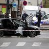 Des policiers mènent les premières constatations sur l'une des voitures des commandos des&nbsp;attentats du 13-Novembre, retrouvée dans le 18e arrondissement de Paris, le 17 novembre 2015. (KENZO TRIBOUILLARD / AFP)