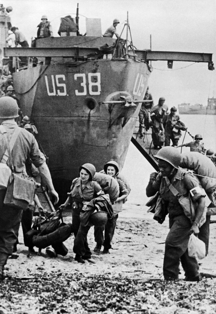 Des femmes et des soldats africains débarquent d'un&nbsp;navire américain sur une plage de Marseille le 28 août 1944. Le manque de bateaux avait empêché une&nbsp;opération sur les côtes&nbsp;provençales dès le mois de juin 1944. (- / AFP)