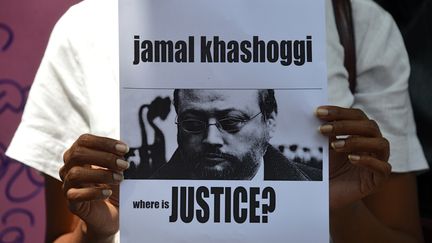 Un homme tenant une photo de&nbsp;Jamal Khashoggi, avec la légende "où est la justice ?", le 25 octobre 2018 au Sri Lanka. (LAKRUWAN WANNIARACHCHI / AFP)