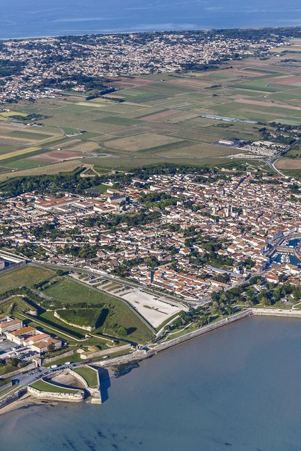 Au premier plan, en bas à gauche, la "citadelle" de la maison centrale de Saint-Martin-de-Ré (Charente-Maritime), avec, au-dessus, la "caserne" de la prison, en mai 2015. (FRANCIS LEROY / HEMIS / FRANCEINFO) (LEROY FRANCIS / HEMIS.FR / AFP)