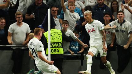 Richarlison (à droite) peut exulter : il vient d'ouvrir le score pour Tottenham face à l'OM à l'occasion de la première journée de Ligue des champions, le 7 septembre 2022. (ADRIAN DENNIS / AFP)