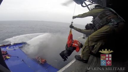 Lundi, en milieu de matin&eacute;e, 138 personnes &eacute;taient encore &agrave; bord du ferry, selon un d&eacute;compte de la marine militaire italienne. (MARINA MILITERE / REUTERS)