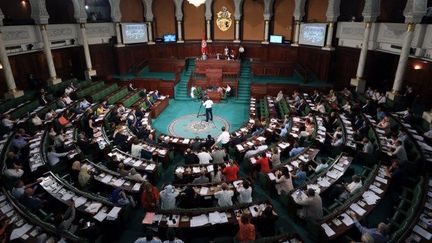 Les députés tunisiens lors de la session de l'Assemblée des représentants du peuple (Parlement) pour le vote de confiance à Hisham al-Furati nommé ministre de l'intérieur, le 28 juillet 2018. (Yassine Gaidi/AGENCE ANADOLU/AFP)