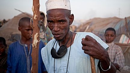 Mais comme le précise la BBC, les aides du gouvernement, des ONG et des personnes de bonne volonté ne suffisent pas pour que les déplacés puissent vivre dans de bonnes conditions. Avec le premier cas de coronavirus déclaré au Mali, à Bamako le 25 mars 2020, l’inquiétude est encore montée d’un cran dans les camps de réfugiés proches de la capitale. Si aucun cas de cononavirus n'a encore été annoncé officiellement parmi les déplacés, le risque d’une arrivée du virus inquiète fortement les réfugiés et les travailleurs humanitaires. Jamal Mrrouch, chef de mission de l'ONG Médecins sans Frontières interrogé par l’AFP, déclare&nbsp;: "Les déplacés peuvent être extrêmement menacés. (…) Comment pouvons-nous demander aux gens de se protéger, quand ils n'ont pas facilement accès à l'eau&nbsp;?" Et ce manque d’eau accroît considérablement les risques sanitaires, précise le site maliactu.net cité par France 24. &nbsp;&nbsp; (MICHELE CATTANI / AFP)