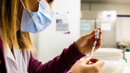 Une dose de rappel du vaccin anti-Covid est administrée à Castres (Tarn), le 7 décembre 2021. (JC MILHET / HANS LUCAS / AFP)