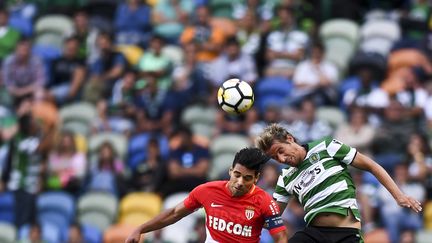 Le Monégasque Radamel Falcao à la lutte aérienne avec le joueur du Sporting Coentrao (PATRICIA DE MELO MOREIRA / AFP)